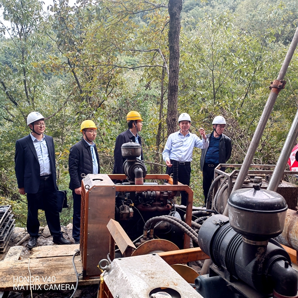 荊平一行深入陜西地礦區研院有限公司茨溝-早陽項目野外一線進行安全生產檢查