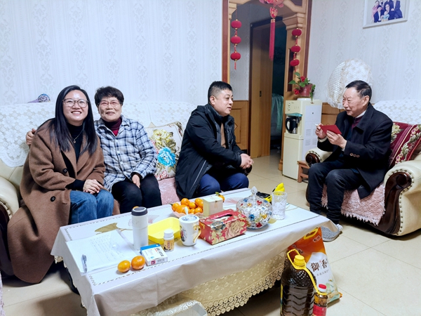 李  劉  慰問  賈金昌.jpg